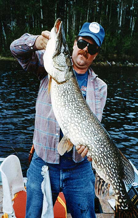 Luxury fly in Canada fishing lodge in Manitoba, Canada. Trophy Northern Pike fishing, with remote cabins.