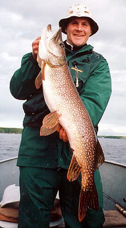 Pike fishing Canada - Canada pike fishing for trophy northern pike - Manitoba fly in fishing lodges